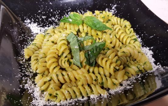 Cotto e mangiato - Fusilli al pesto corretto con curcuma ricetta Tessa Gelisio