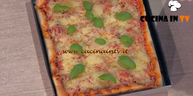 È sempre mezzogiorno | Pizza di casa in teglia ricetta Fulvio Marino