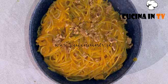 È sempre mezzogiorno | Spaghetti zucca salsiccia e noci ricetta Federico Fusca