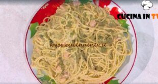 È sempre mezzogiorno | Spaghetti pistacchio e salmone all'arancia ricetta Antonio Paolino