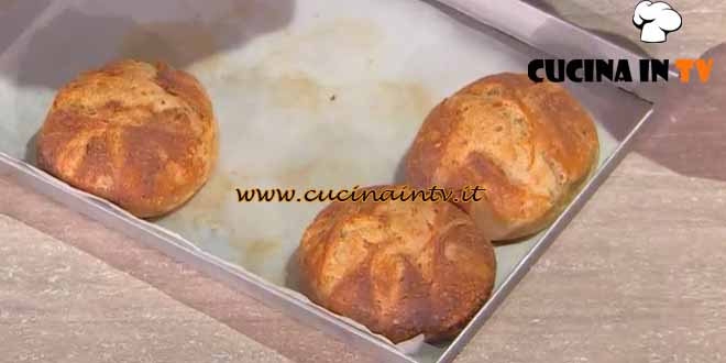 È sempre mezzogiorno | Pane con cipolle ricetta Fulvio Marino