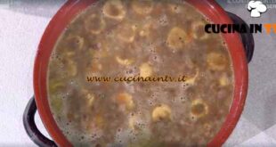 È sempre mezzogiorno | Zuppa di legumi con gnocchetti ricetta Fabio Potenzano